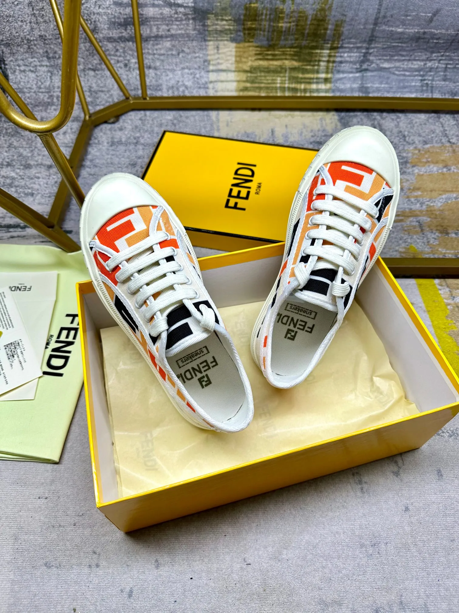 Couple style 💰460❤️Fendi Fendi's latest couple canvas shoes ❑ Fabric: Original customized imported jacquard canvas material ❑ Inner lining: Imported canvas material ❑ Sole: Original molded non-slip TPU outsole ❑ Bottom thickness: 2.5cm ❑ Size: Women's 35-40/Men's 39-45